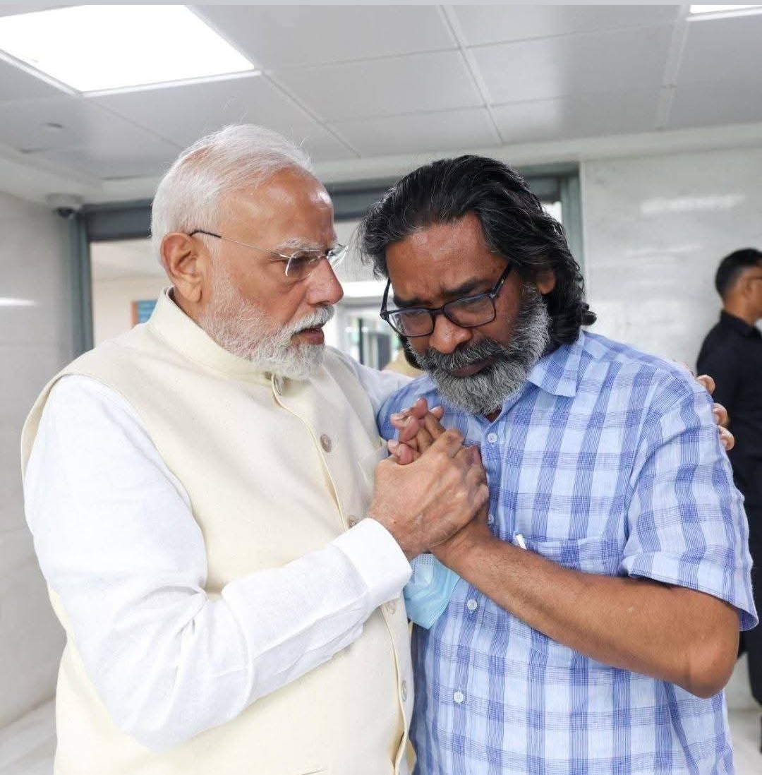 मोदी ने फिर साबित किया, राजनीति अपनी जगह और महान विभूतियों का सम्मान अपनी जगह, शिबू सोरेन को किया नमन, हेमंत को गले लगाया