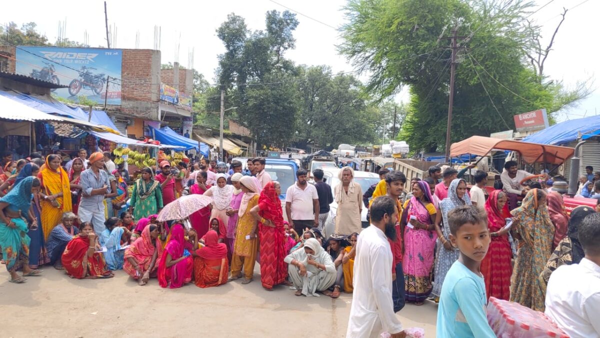 यूरिया खाद की किल्लत से नाराज़ किसानों ने NH-75 पर किया जाम, प्रशासन को दी चेतावनी