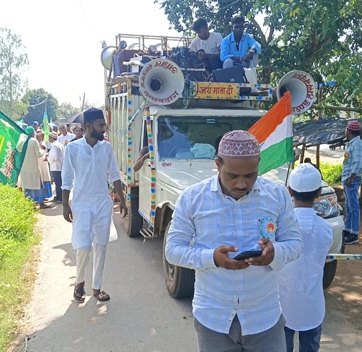 ईद मिलादुन्नबी पर निकला जुलूस, सरकार की आमद मरहबा के लगे नारे