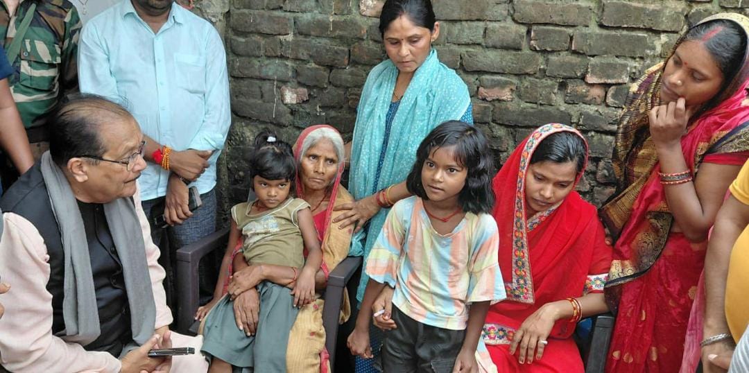 शहीदों के परिजनों से मिले वित्त मंत्री राधाकृष्ण किशोर, ₹2.10 करोड़ मुआवजा व अन्य मदद की घोषणा