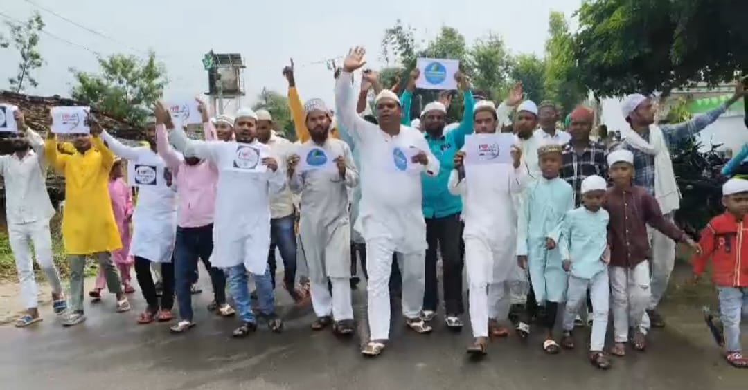 बरडीहा में शांतिपूर्ण विरोध प्रदर्शन, कानपुर में लगाए गए बैनर पर हुई FIR के खिलाफ जताई नाराज़गी