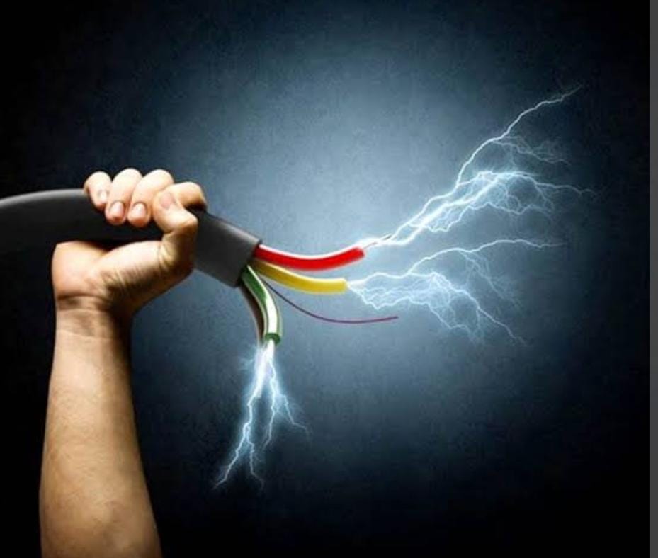 हुसैनाबाद में ब्लैकआउट, 11 हजार केवी लाइन दुरुस्त करने के दौरान गंगा कुमार की मौत, बिजली आपूर्ति ठप