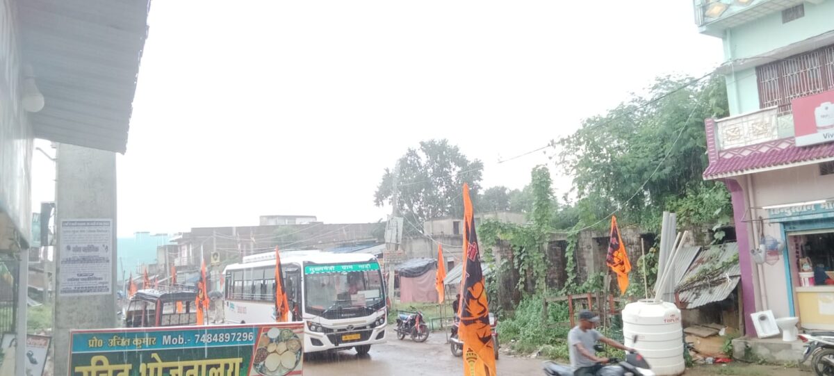 कांडी में स्थायी बस पड़ाव नहीं, सड़क पर खड़ी बसें बना रहीं जाम का का