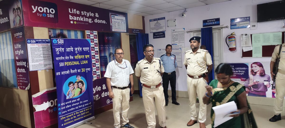 बंशीधर नगर: दुर्गापूजा को लेकर बैंक और ज्वेलरी शॉप्स में पुलिस ने की सुरक्षा जांच