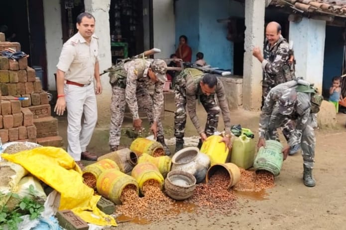 रमना पुलिस का छापेमारी अभियान, अवैध शराब और जावा महुआ नष्ट