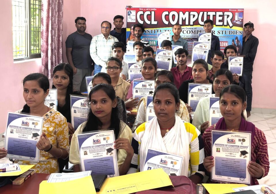 कंप्यूटर कोर्स पूर्ण करने पर विद्यार्थियों को प्रमाणपत्र वितरित