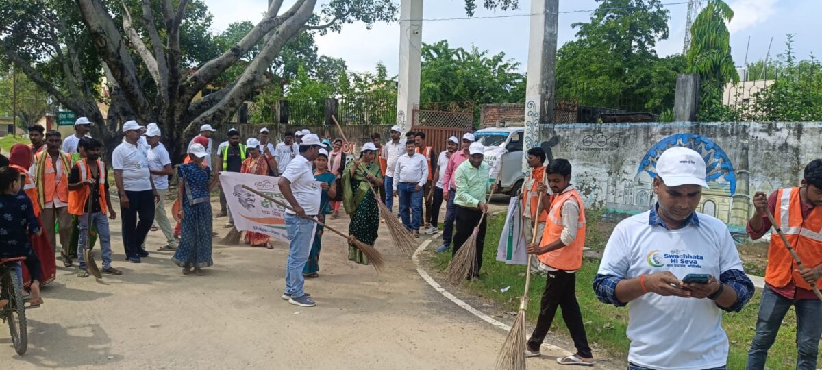 मझिआंव में स्वच्छता अभियान का आयोजन, नगर पंचायत कर्मचारियों ने किया श्रमदान