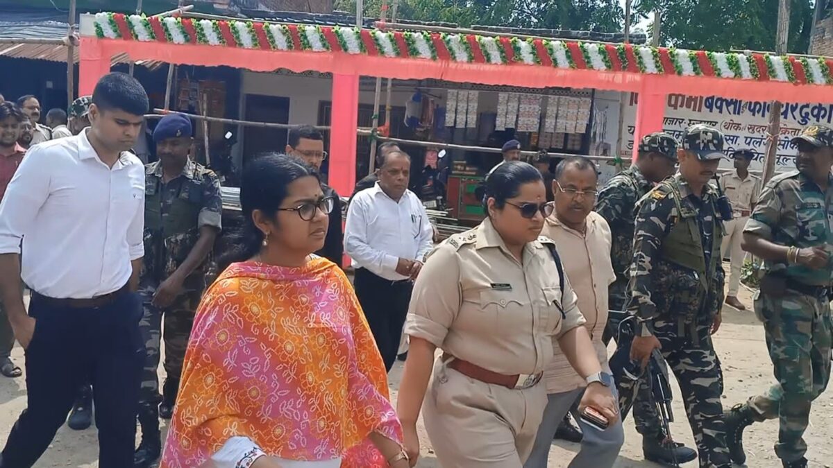 उपायुक्त एवं एसपी ने पूजा पंडालों का किया निरीक्षण