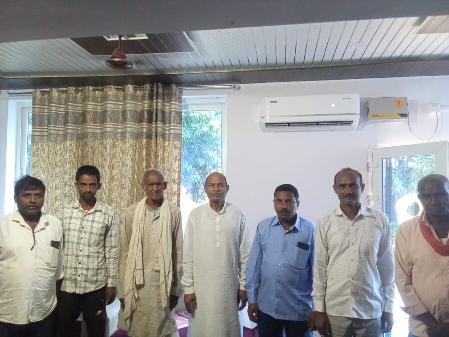 कोर्ट आदेश के बाद बेघर हुआ 20 सदस्यीय परिवार, विधायक से लगाई मदद की गुहार