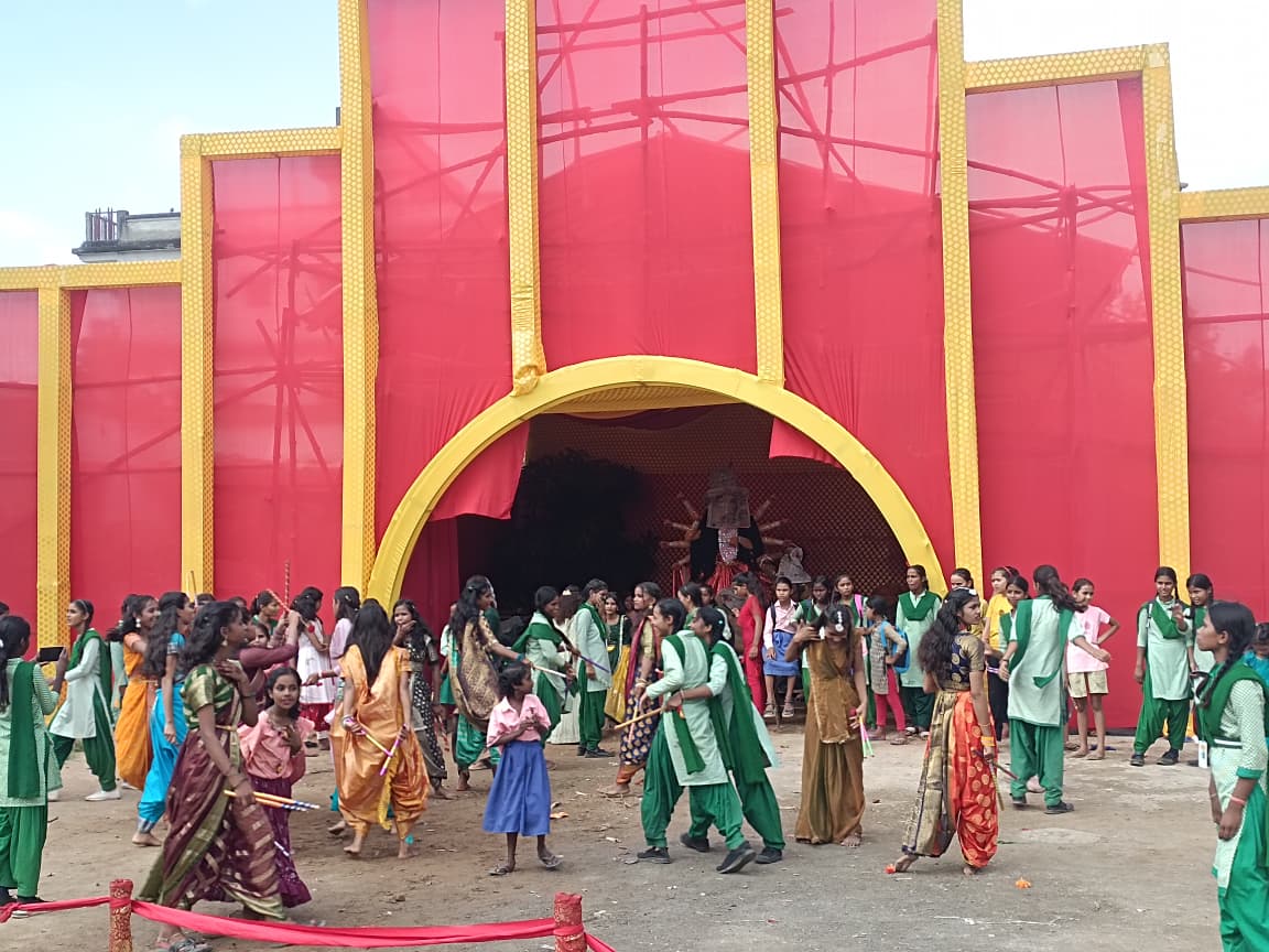 बंशीधर नगर: नवयुवक क्लब के पंडाल में छात्राओं ने डांडिया नृत्य से रचाई आस्था की छटा