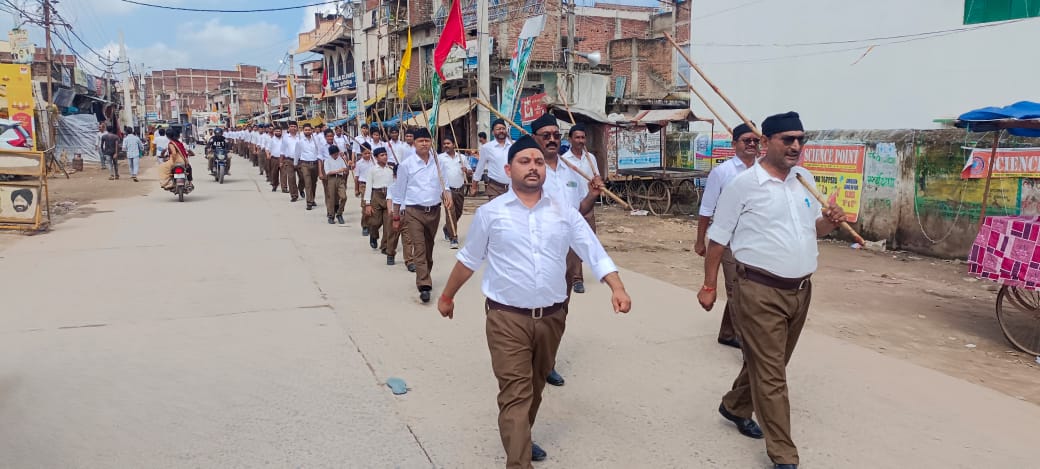 बंशीधर नगर में राष्ट्रीय स्वयंसेवक संघ के द्वारा निकला गया भव्य पथ संचलन और विजयदशमी उत्सव मनाया गया