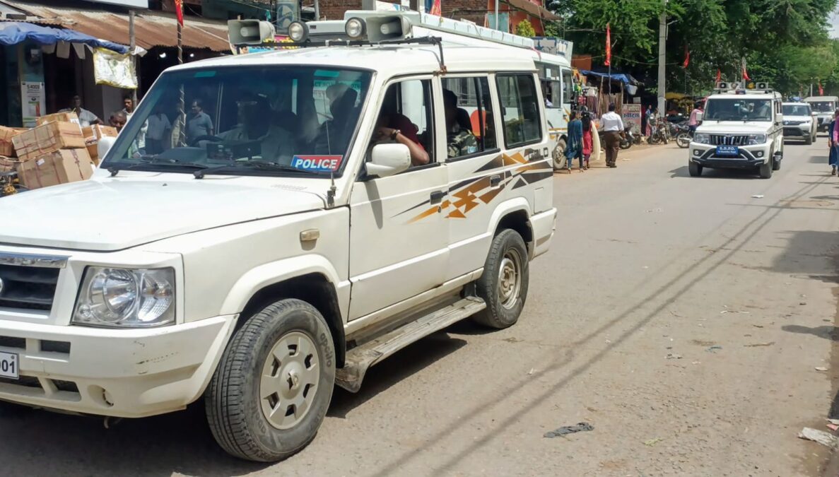 बंशीधर नगर में दुर्गा पूजा को लेकर फ्लैग मार्च निकाला गया
