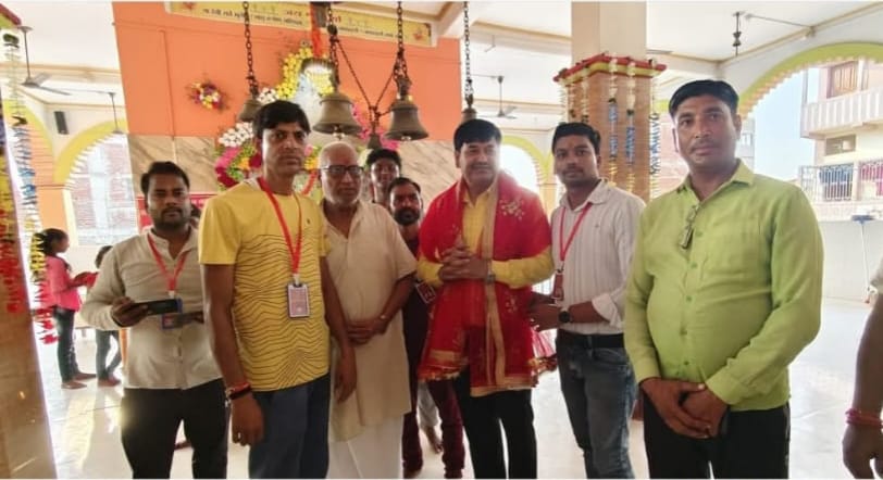 मझिआंव में एसडीओ संजय कुमार पांडे को यंग स्टार क्लब ने चुंदरी देकर किया सम्मानित