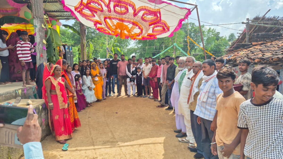 मुखिया सोनी देवी ने विभिन्न पूजा पंडालों का भ्रमण कर लिया मां का आशीर्वाद