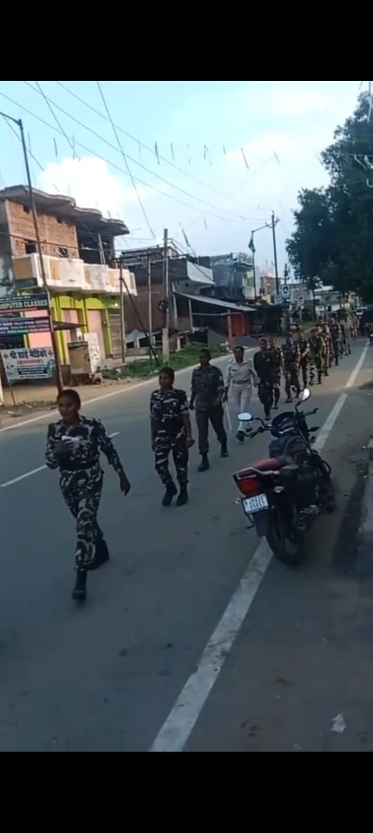 मझिआंव एवं बरडीहा में पुलिस ने निकाला फ्लैग मार्च, शांति पूर्ण दशहरा मनाने की अपील