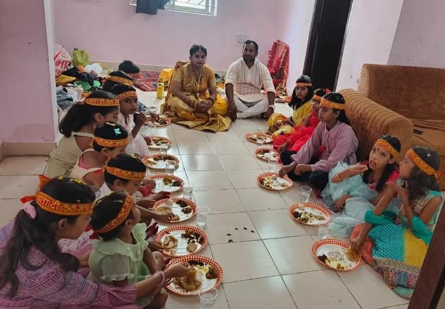 हुसैनाबाद थाना प्रभारी और उनकी धर्म पत्नी ने किया नौ कन्या पूजन,लिया आशीर्वाद