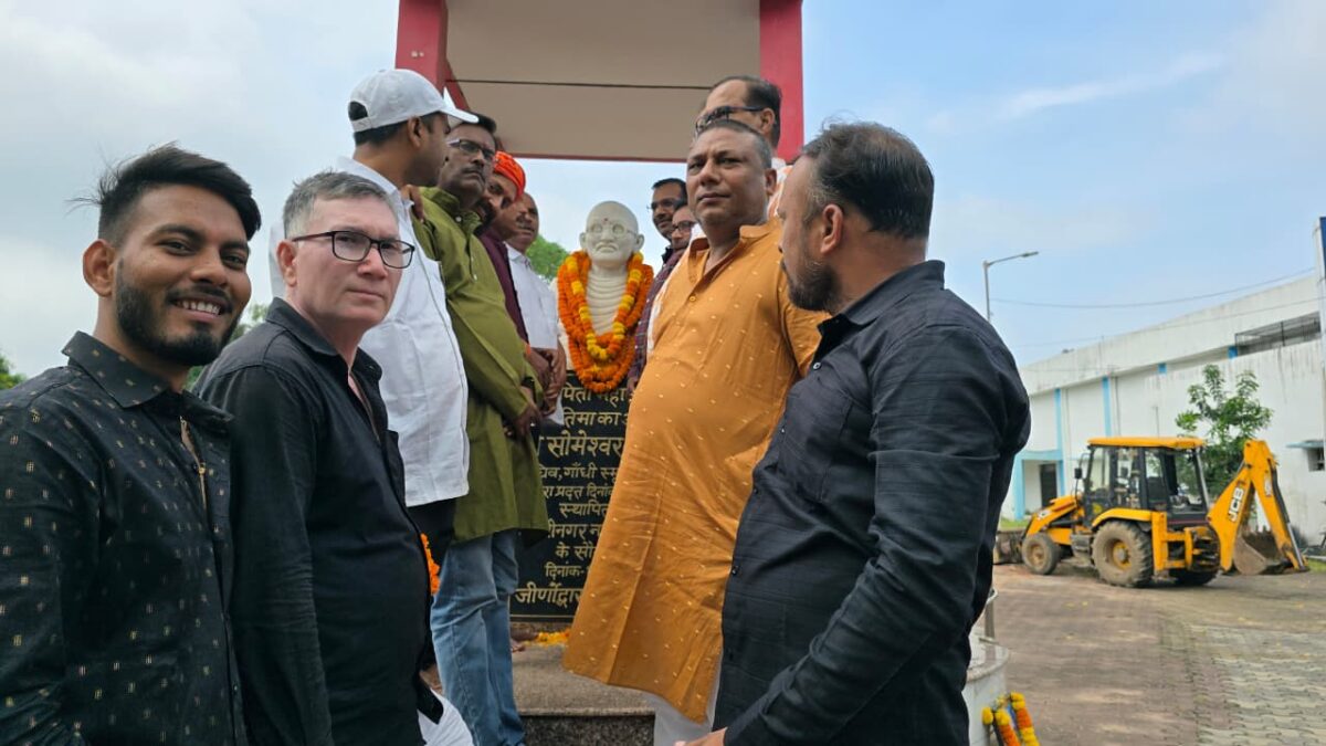 विधायक प्रतिनिधि मनोहर कुमार लाली के नेतृत्व में मनाया गया महात्मा गांधी का जन्मदिन