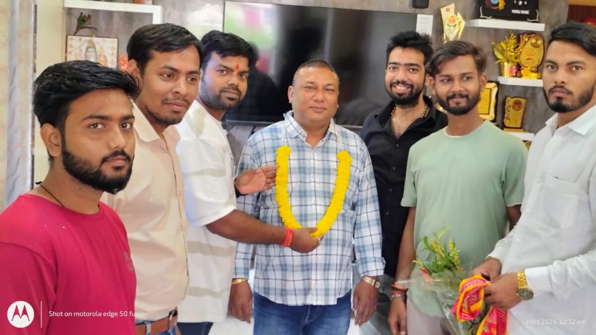 विधायक प्रतिनिधि बनने पर लोगों ने मनोहर कुमार लाली को दी बधाई