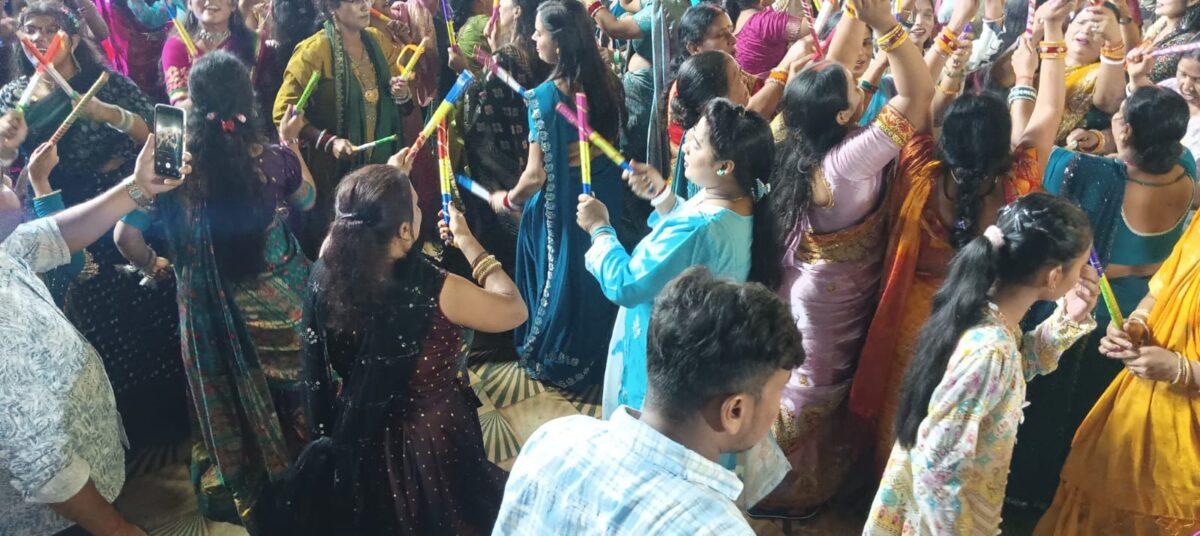 मझिआंव में डांडिया नृत्य कार्यक्रम का आयोजन, उमड़ी ऐतिहासिक भीड़