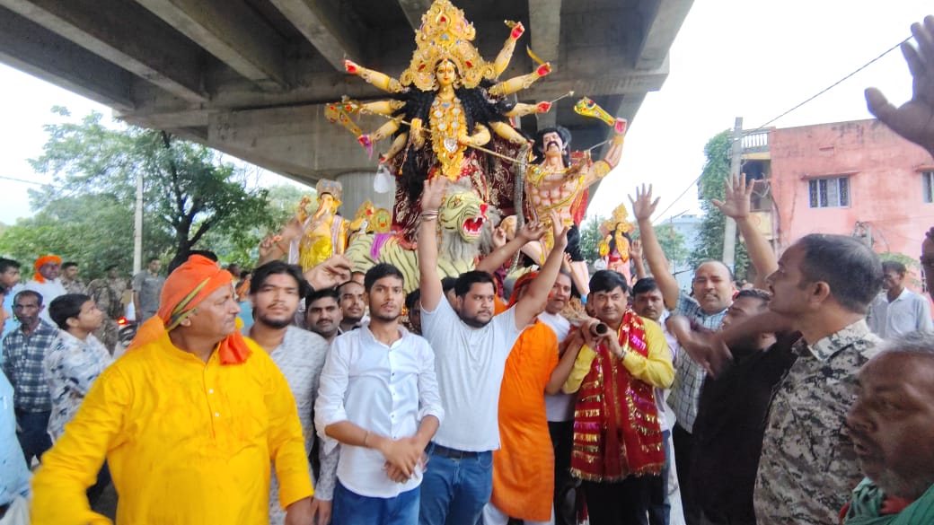 मेराल में युवा विकास मंच द्वारा पारंपरिक दुर्गा पूजा संपन्न, भव्य जुलूस के साथ प्रतिमा विसर्जन