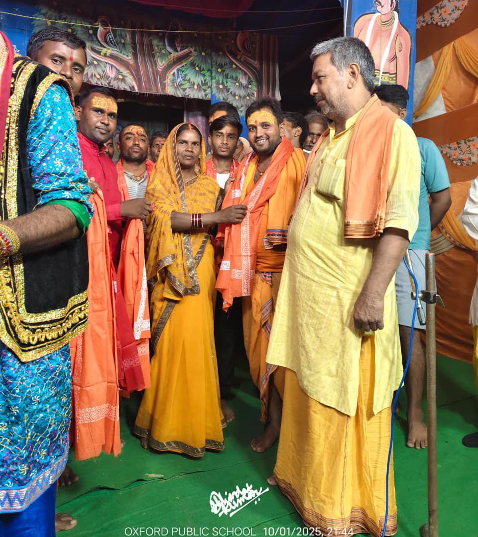 दशहरा में अहम भूमिका निभाने वाले लोगों को मुखिया फुलवंती देवी ने किया सम्मानित