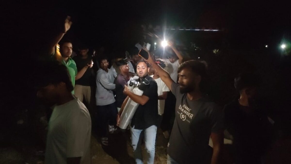 बारिश में डूबा अंडरपास बना मौत का जाल, घायल युवक को कंधे पर उठाकर पार करानी पड़ी रेलवे लाइन