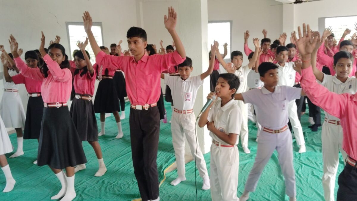 एस जी एन मॉडर्न किंडरगार्टन में ‘बाबा नाम केवलम’ संकीर्तन की मनमोहक प्रस्तुति