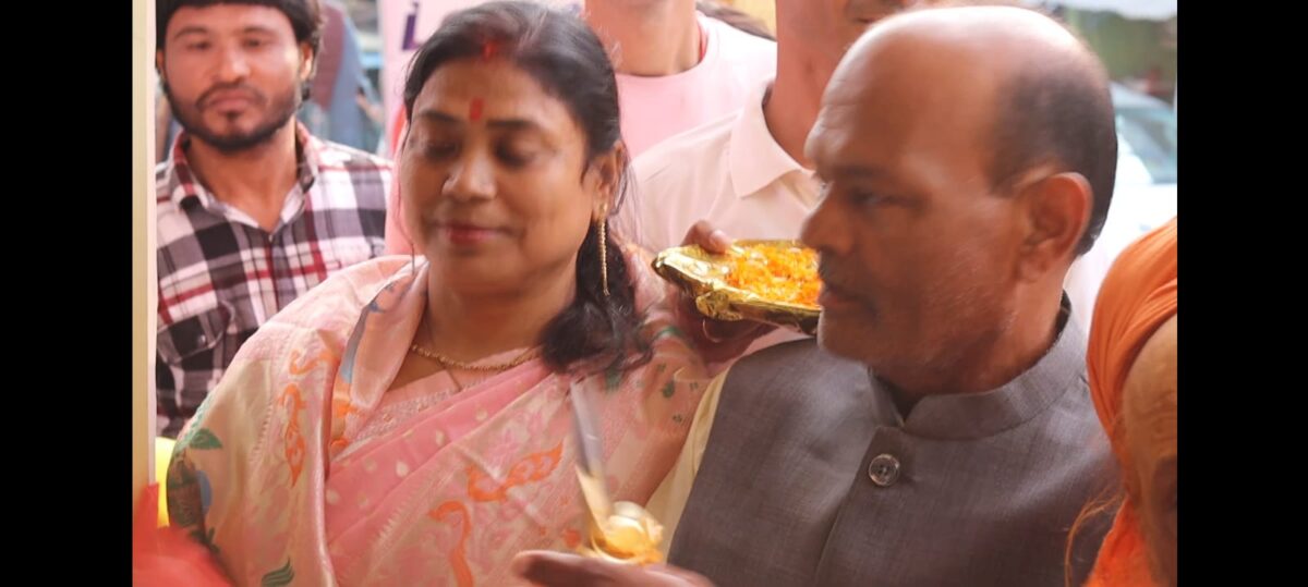 मझिआंव में ‘मुस्कान एंटरप्राइजेज’ मोबाइल दुकान का उद्घाटन