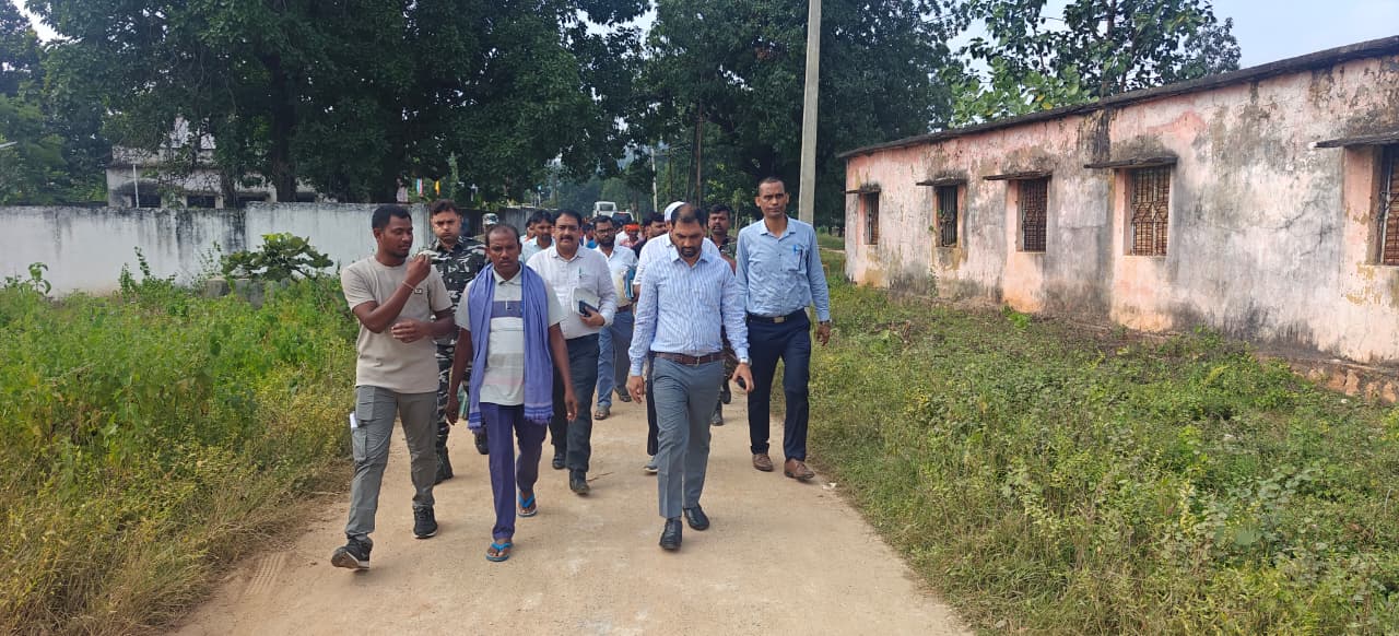 जब एक पिछड़े गांव में पहुंचे उपायुक्त: 56 साल से बिजली का इंतजार कर रहे ग्रामीणों से सीधा संवाद, 2026 तक रोशनी का वादा