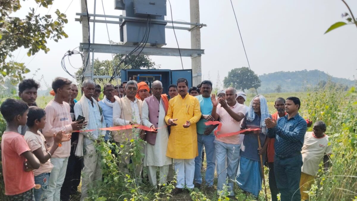 संगवरिया गांव में महीनों बाद बहाल हुई बिजली, विधायक प्रतिनिधि ने फीता काटकर किया उद्घाटन