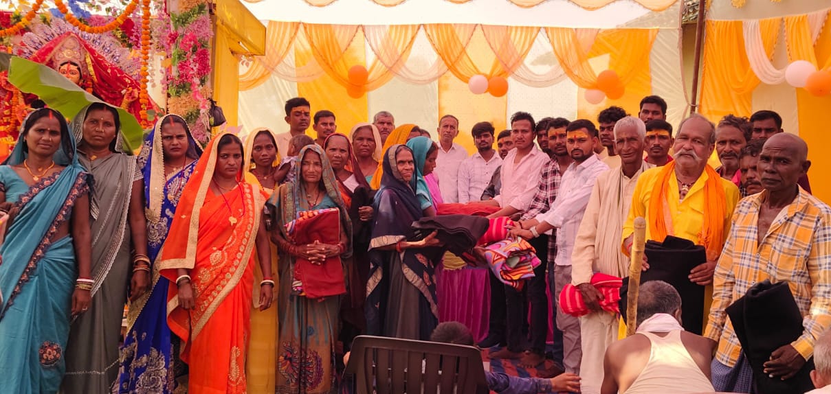 मझिआंव और बरडीहा में शांतिपूर्वक मनी दीपावली, 1100 दीप जलाकर की गई विशेष पूजा, गरीबों को बांटे गए कंबल