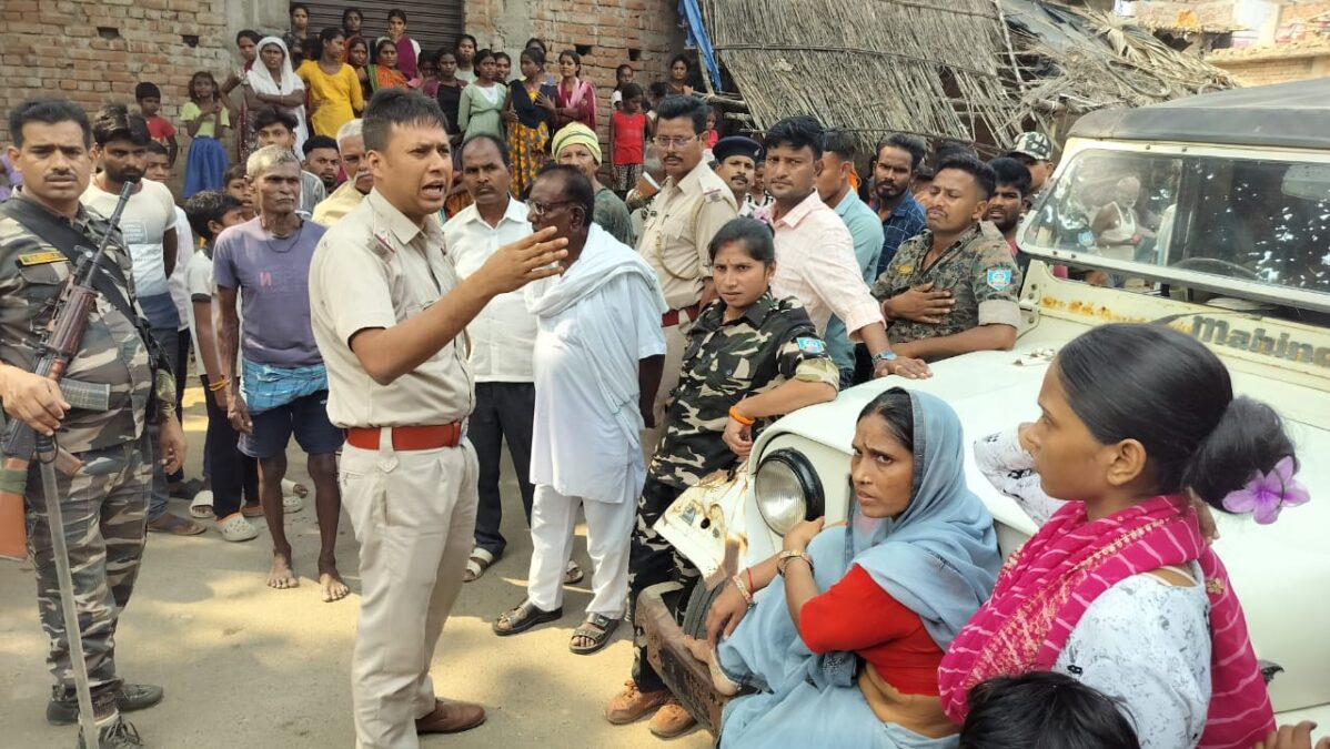 खरौंधा गांव में जमीन विवाद को लेकर हंगामा, पुलिस की गाड़ी रोकी, महिला बैठी बोनट पर