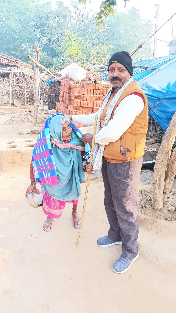 रमना के समाजसेवी अजय मेहता ने पिता की पुण्यतिथि पर 151 गरीबों के बीच कम्बल वितरित किए