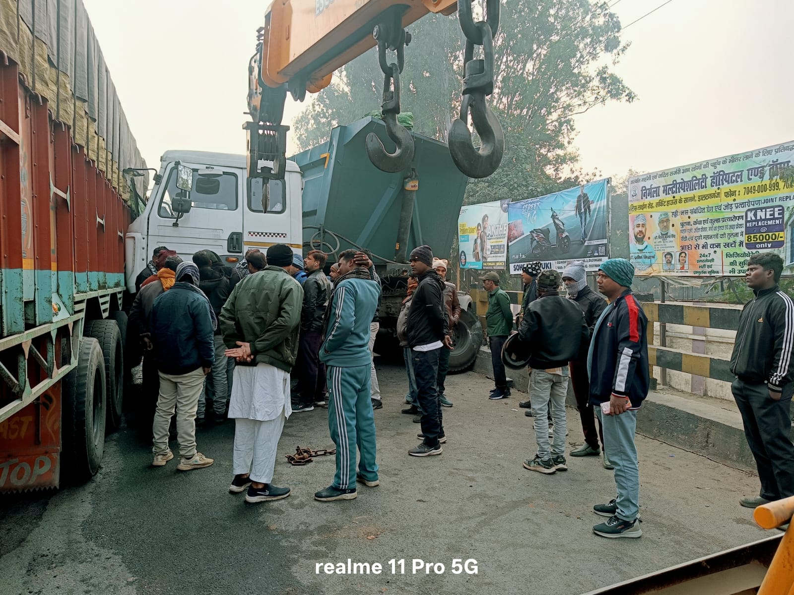 ओवरब्रिज के पास ट्रक और हाइवे ट्रेलर में हुई जोरदार टक्कर, लगी लंबा जाम