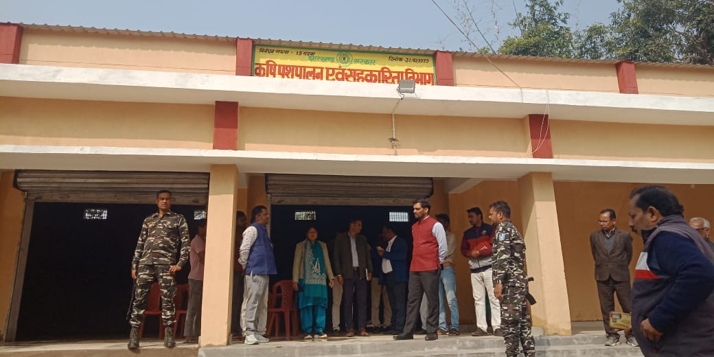 रंका में पैक्स केंद्रों का उपायुक्त ने किया निरीक्षण, धान खरीद की तैयारियों का लिया जायजा