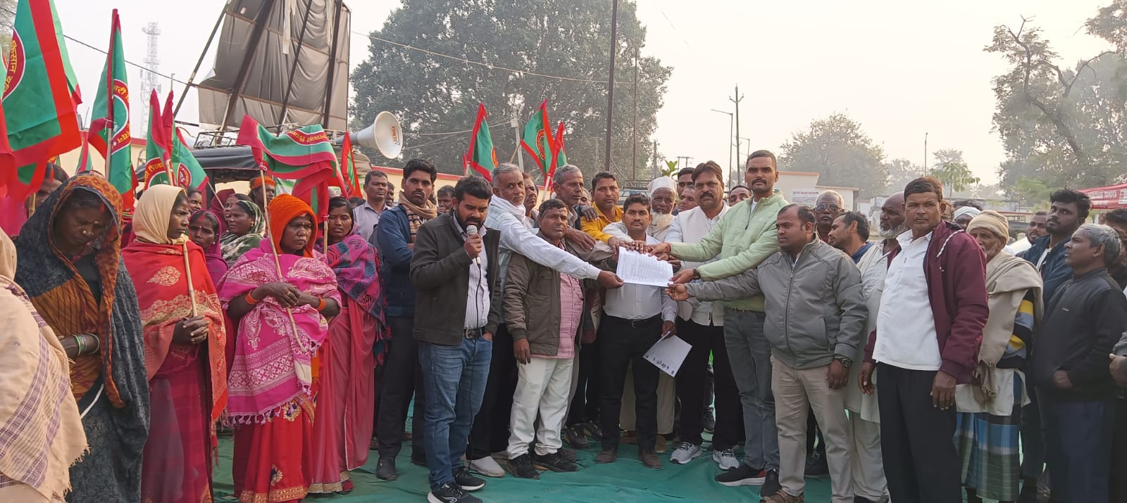 14 सूत्री मांगों को लेकर मझिआंव प्रखंड कार्यालय के समक्ष धरना प्रदर्शन