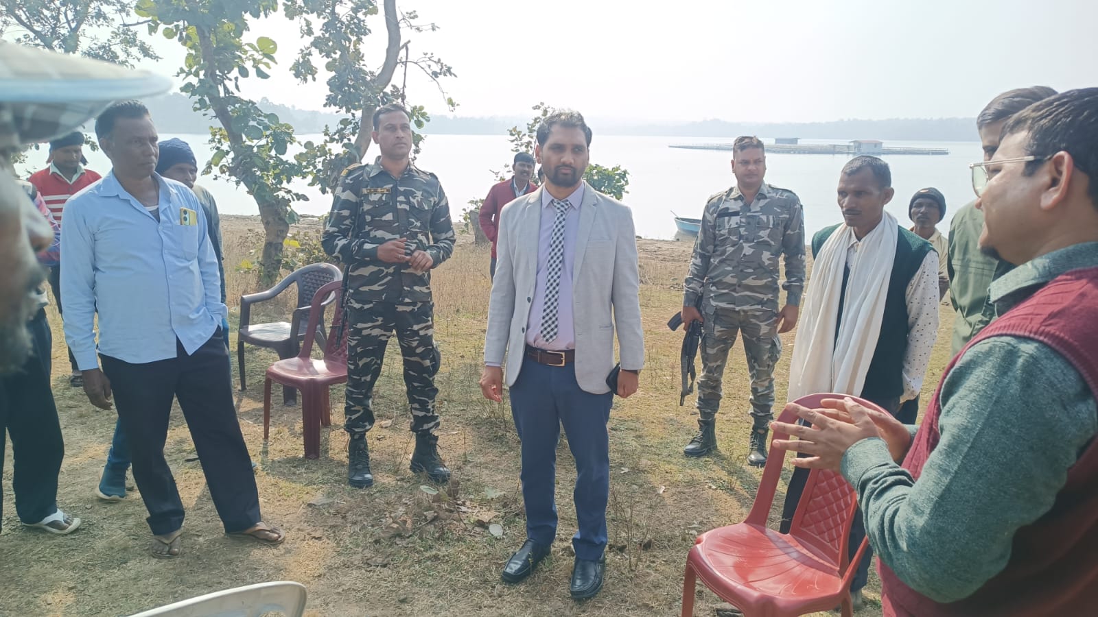 गढ़वा डीसी दिनेश कुमार यादव ने चिनिया प्रखंड का किया औचक निरीक्षण, लापरवाही पर सख्त कार्रवा