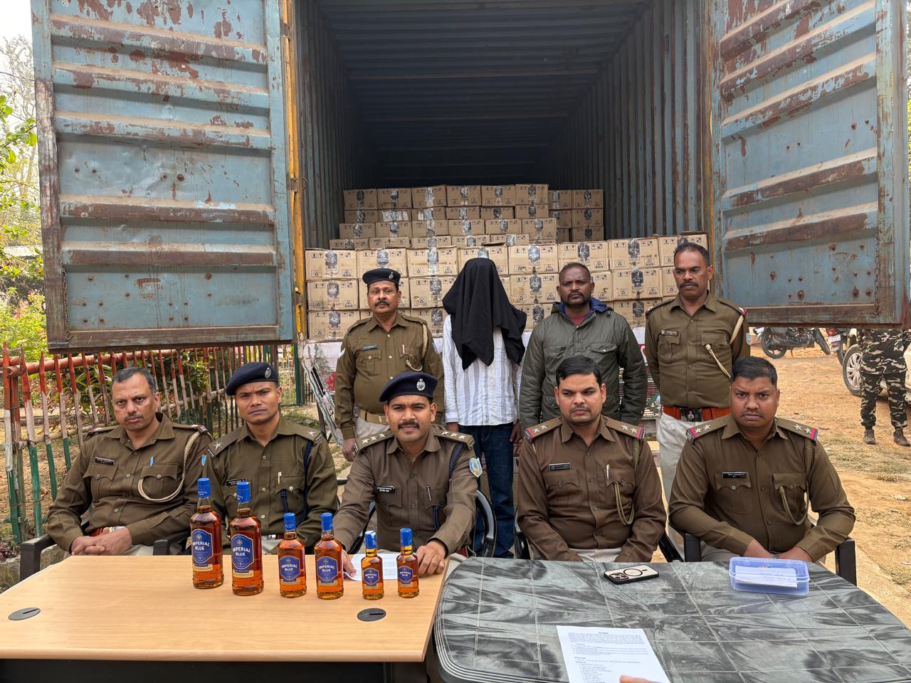 मेराल में एक करोड़ की अवैध अंग्रेजी शराब से भरा ट्रक जब्त