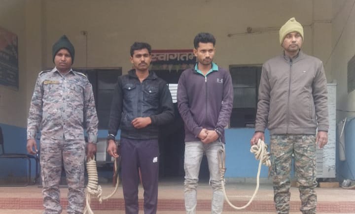 आपसी रंजिश में तलवार से हमला, पिता-पुत्र व महिला घायल, दो आरोपी गिरफ्तार