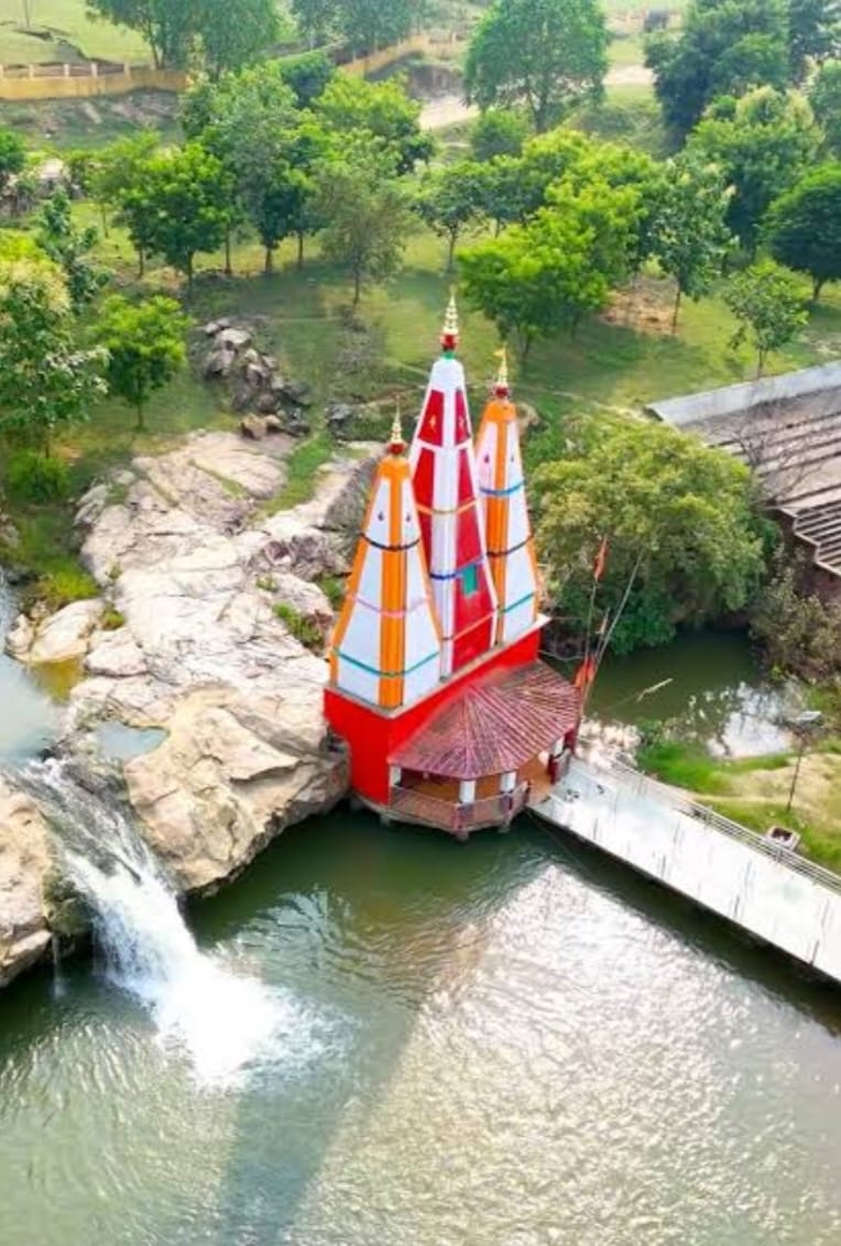 नववर्ष पर आस्था और पर्यटन का संगम बना सतबहनी झरना, हजारों सैलानियों से गुलजार रहा क्षेत्र