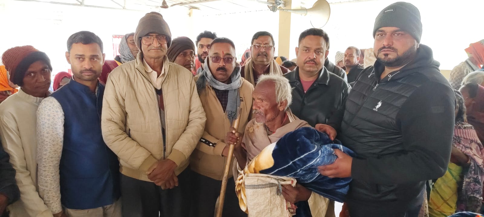 सर्वेश्वरी समूह ने किया 211 कंबलों का वितरण, मानव मात्र की सेवा ही प्रथम लक्ष्य : दीपक प्रताप देव