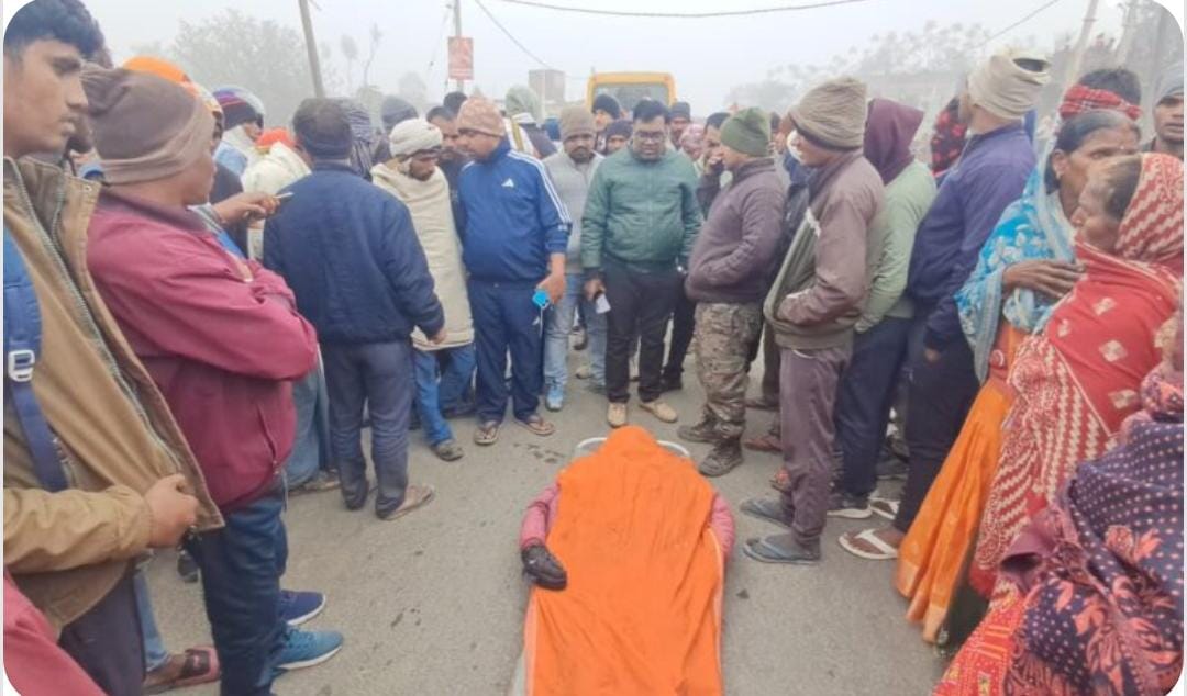 हुसैनाबाद में स्कूल बस और बाइक की टक्कर, युवक की मौत से आक्रोशित ग्रामीणों ने किया सड़क जाम