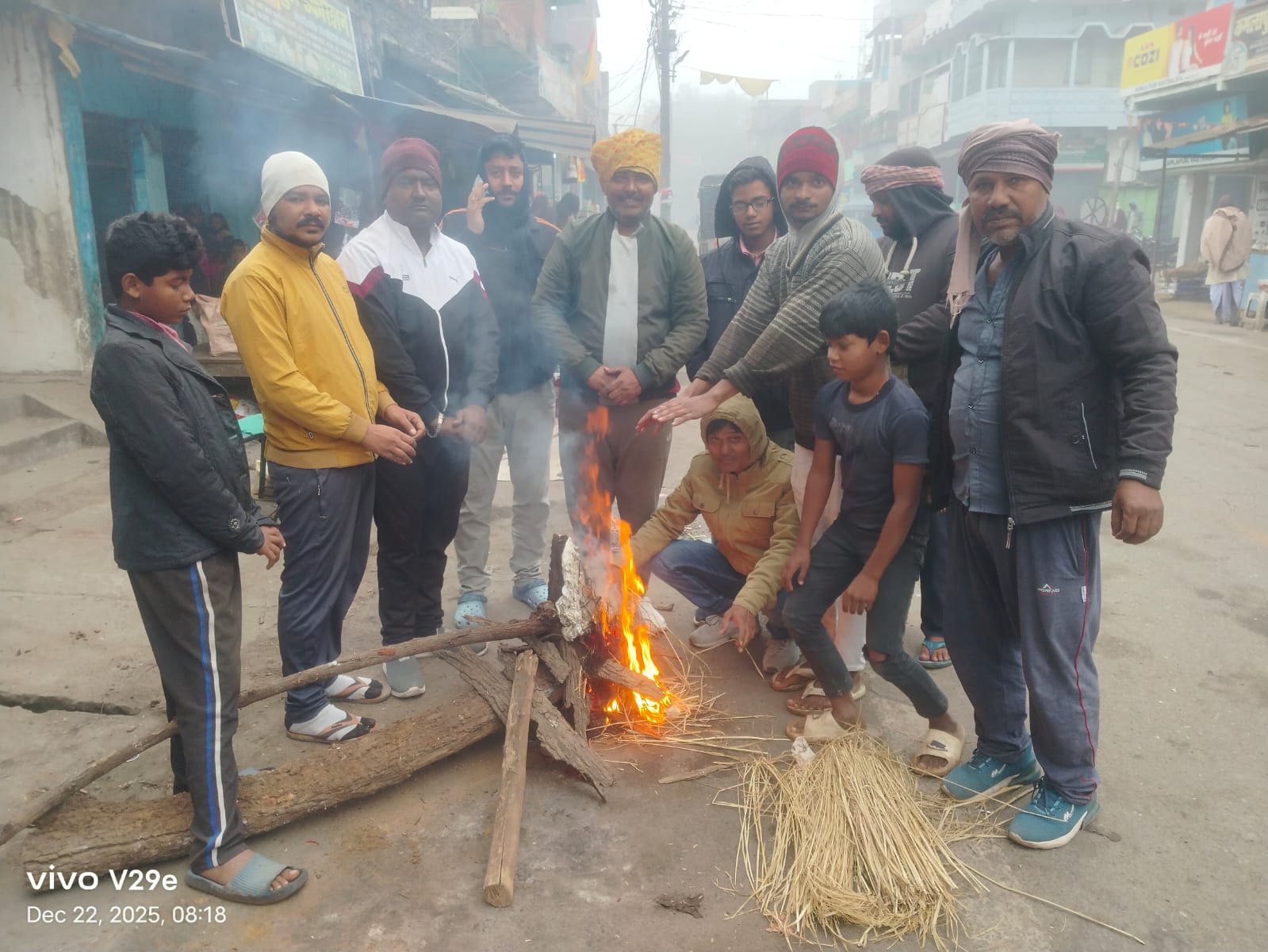 मझिआंव: नगर पंचायत क्षेत्र में अलाव की व्यवस्था, कड़ाके की ठंड से लोगों को मिली राहत