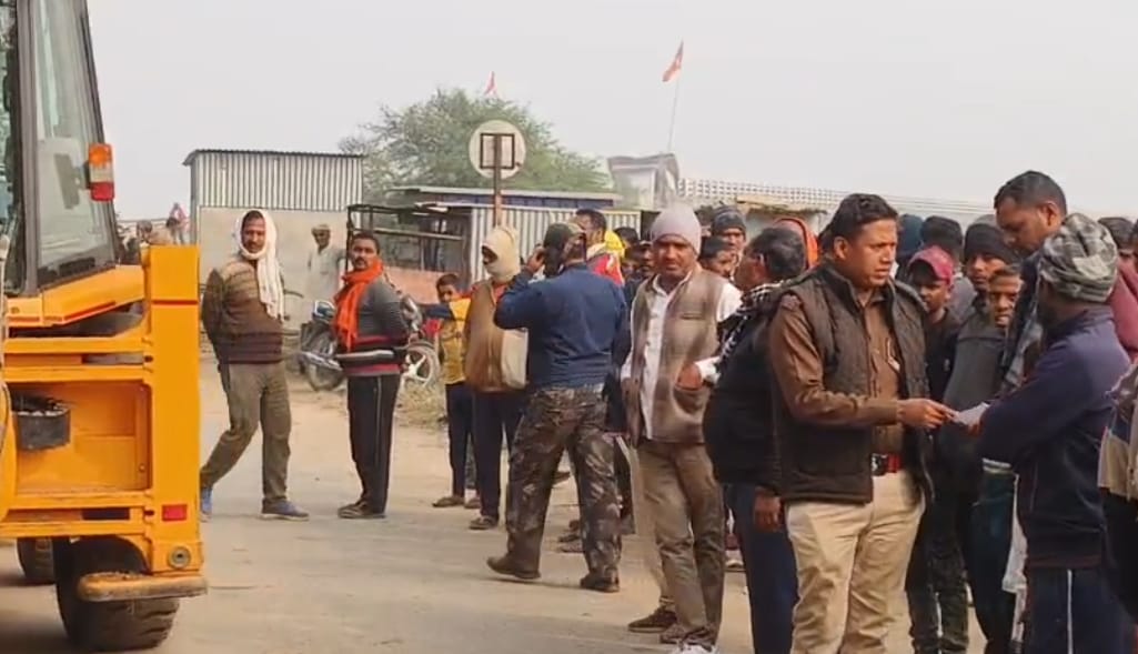 अतिक्रमण पर चला प्रशासन का बुलडोजर, सुंडीपुर मध्य विद्यालय की जमीन कराई गई मुक्त