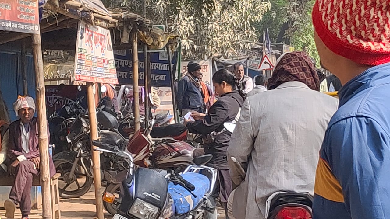 कौन हैं ये रहस्यमयी युवतियां? सड़कों पर राहगीरों को रोककर ‘मदद’ के नाम पर वसूली, नगर उंटारी में मचा हड़कंप