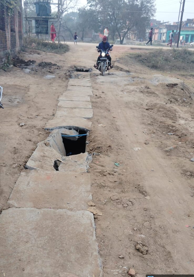 मझिआंव: नवनिर्मित नाली के ढक्कन टूटे, बढ़ी दुर्घटनाओं की आशंका