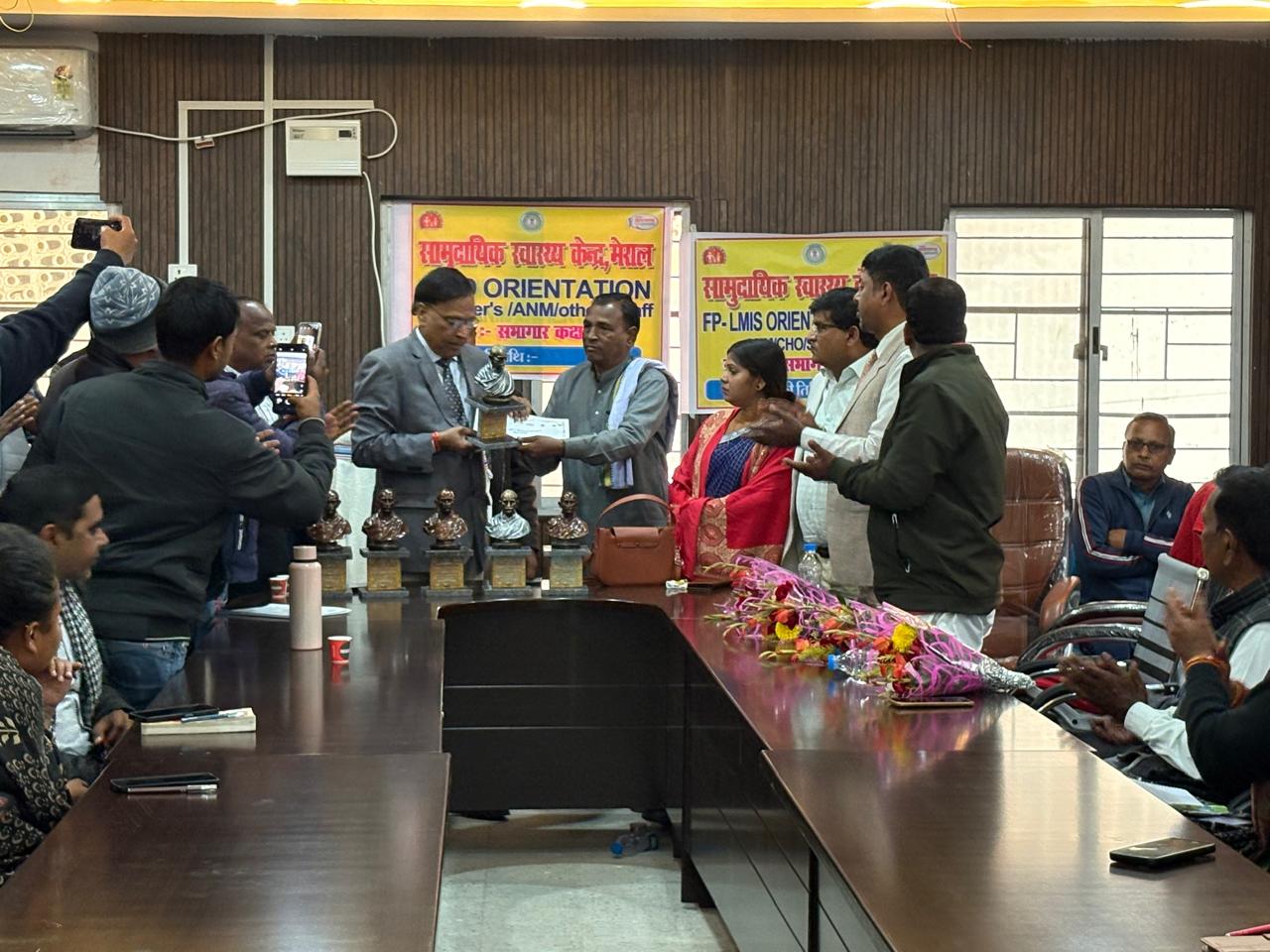 मेराल: सीएचसी में स्वास्थ्य योजनाओं को लेकर समीक्षात्मक बैठक, उत्कृष्ट कार्य करने वालों को किया गया सम्मानित