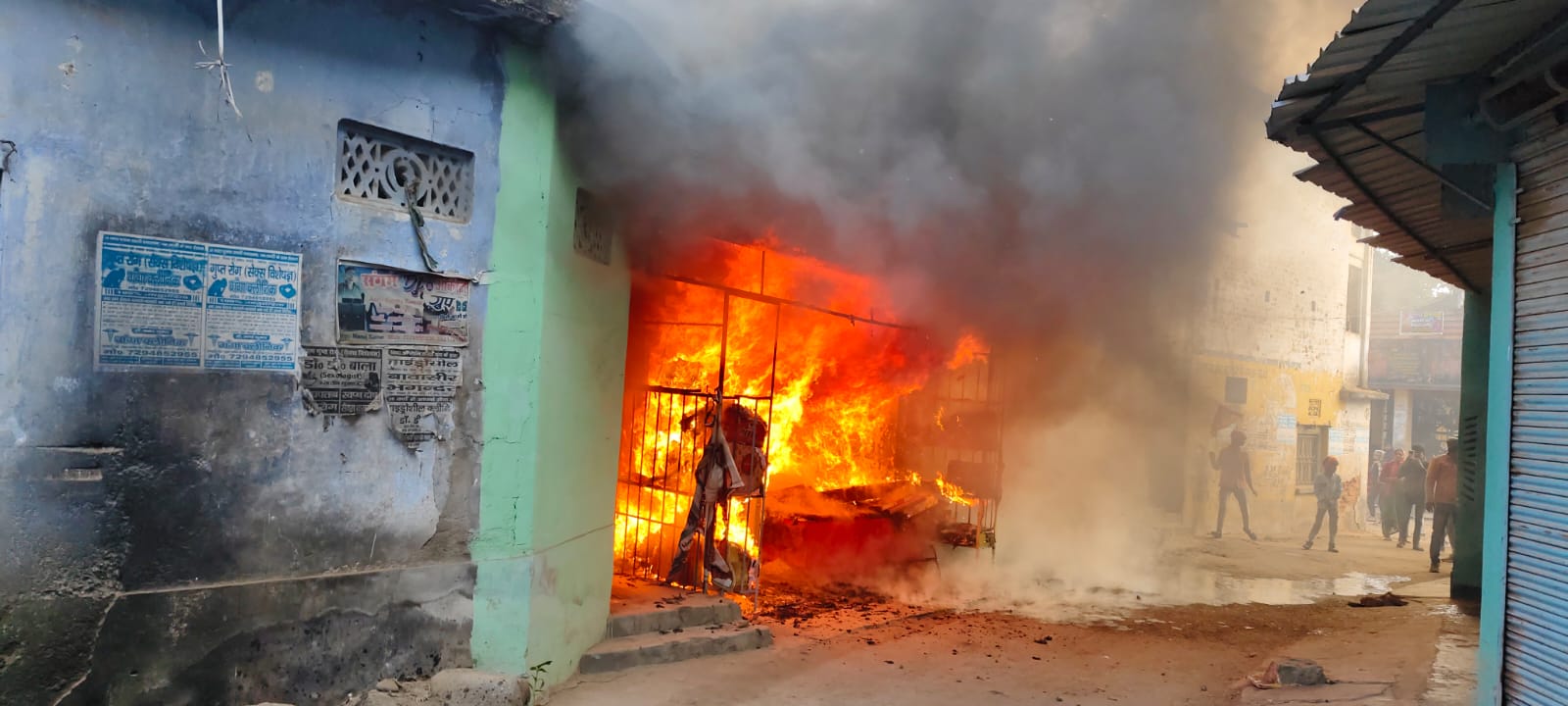 रमना में कपड़ा दुकान और आवासीय मकान में भीषण आग, 20 लाख से अधिक की संपत्ति स्वाहा
