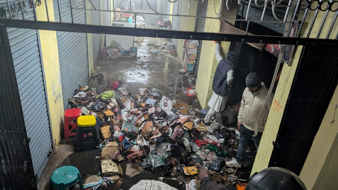 शॉर्ट सर्किट से दुकान में लगी आग तीन लाख रुपए का कपड़ा जलकर खाक