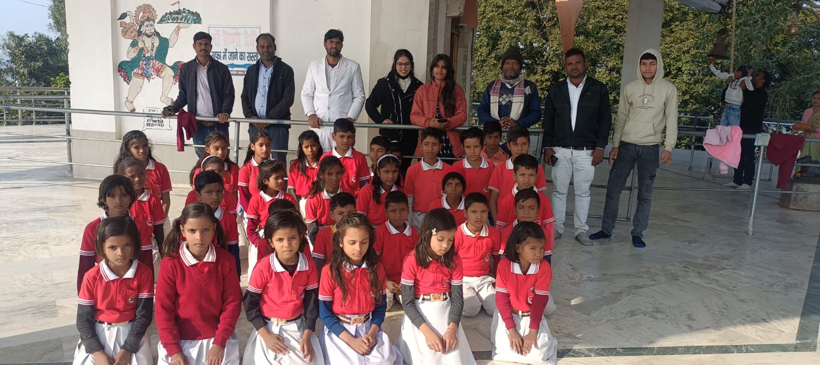 मॉडर्न सेंट्रल स्कूल के विद्यार्थियों ने नगर बंशीधर मंदिर व राजा पहाड़ी का किया शैक्षणिक भ्रमण